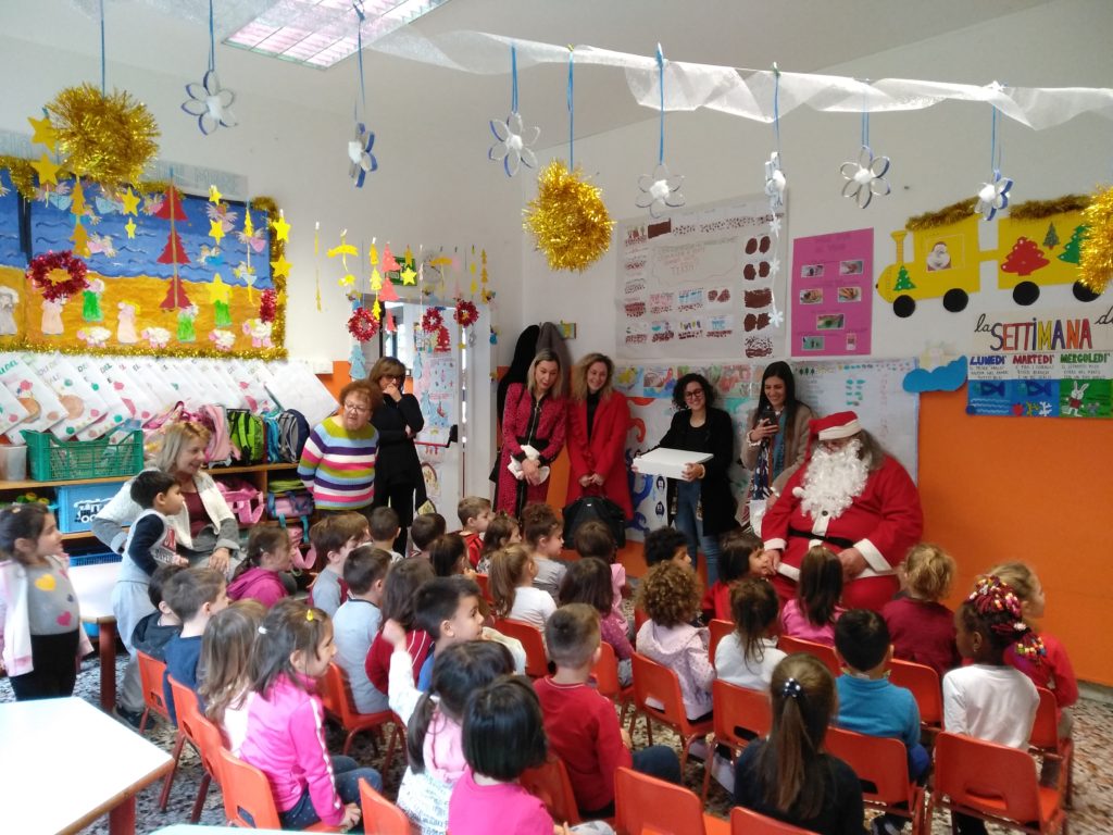 Fossacesia, l’Amministrazione comunale porta gli auguri di Natale nelle scuole cittadine