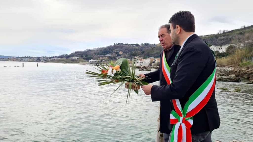 Fossacesia e Rocca San Giovanni ricordano le vittime del Coronavirus: lancio di fiori dal molo del Cavalluccio